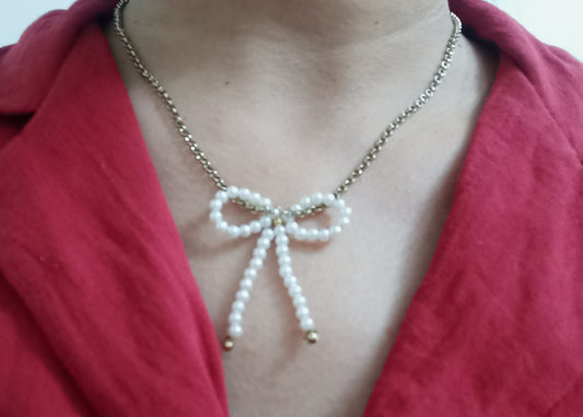 White pearls bow charm