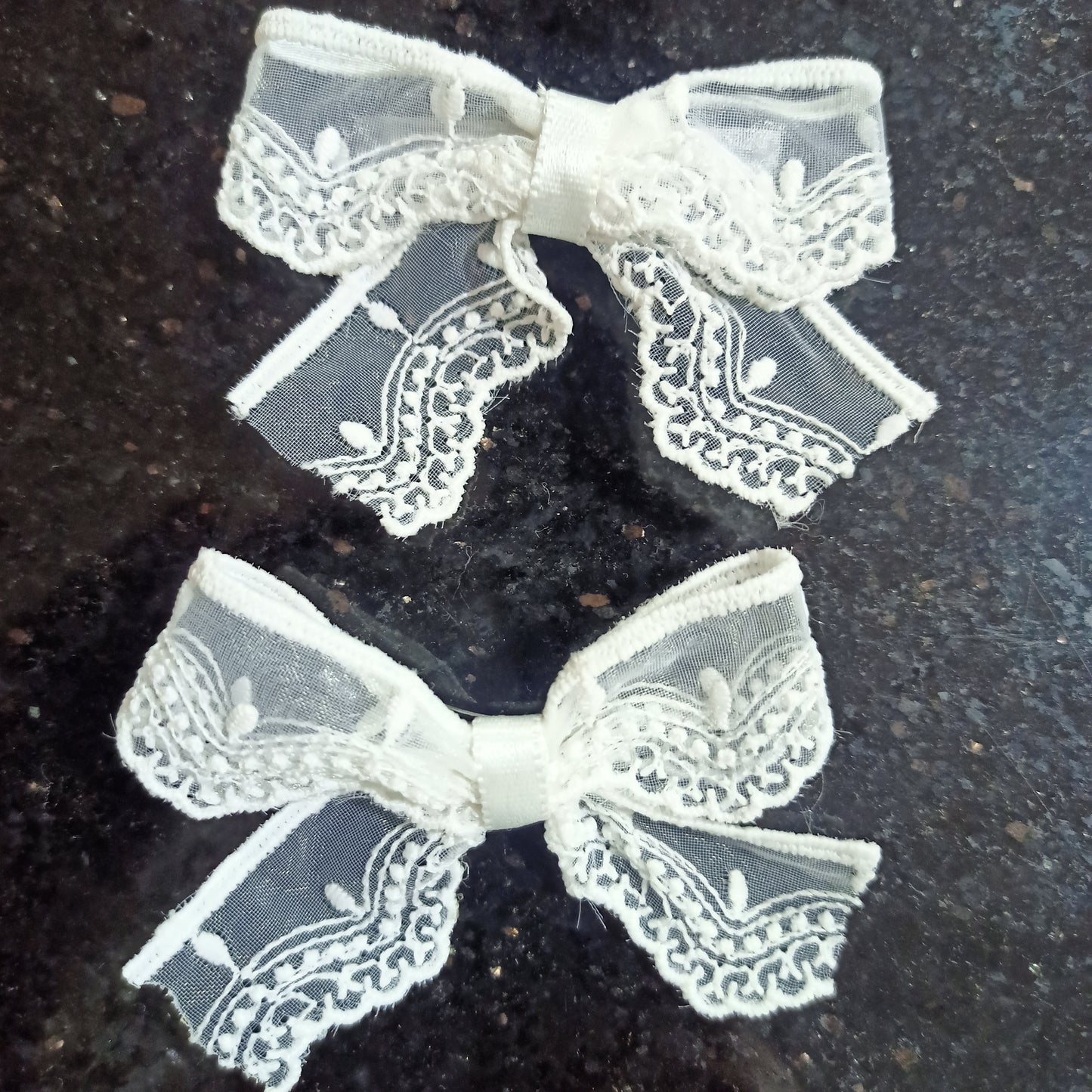 White bow hair clip (1pair)