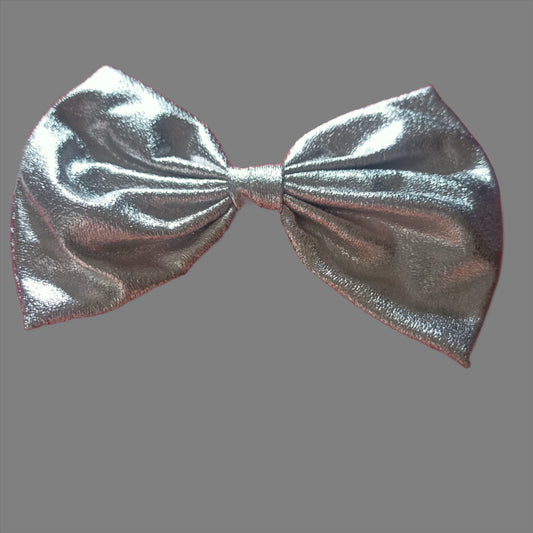 1 Silver metallic bow hair clip