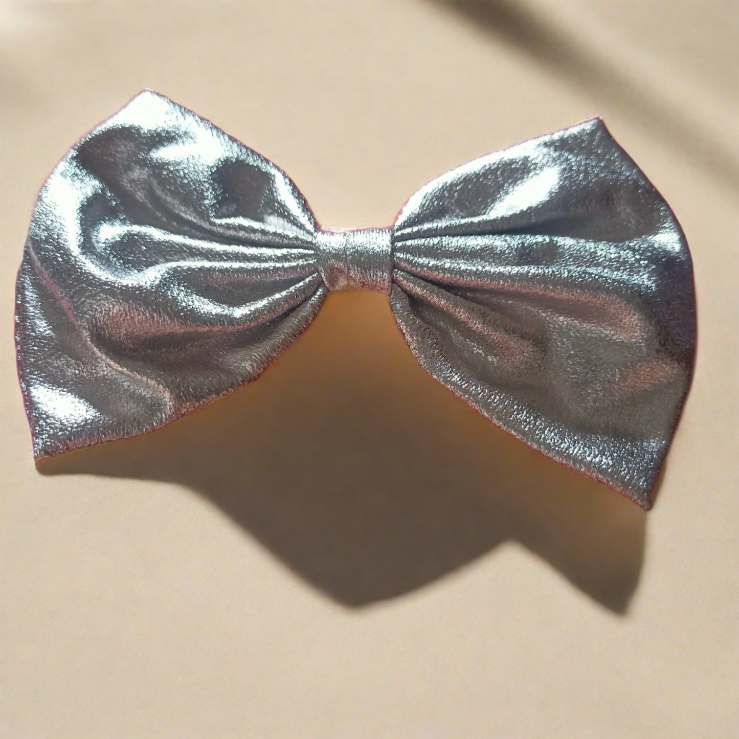 1 Silver metallic bow hair clip