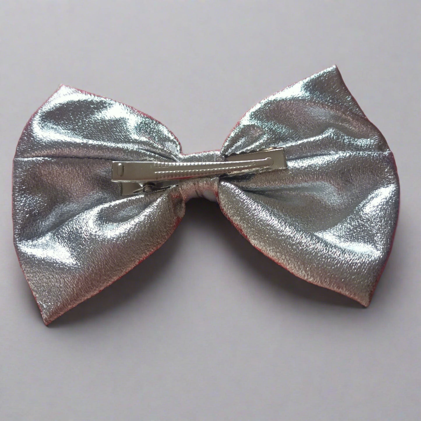1 Silver metallic bow hair clip