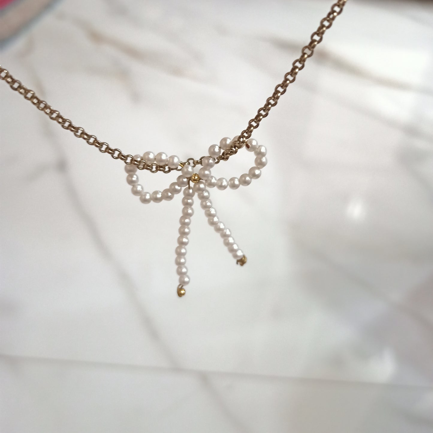 White pearls bow charm