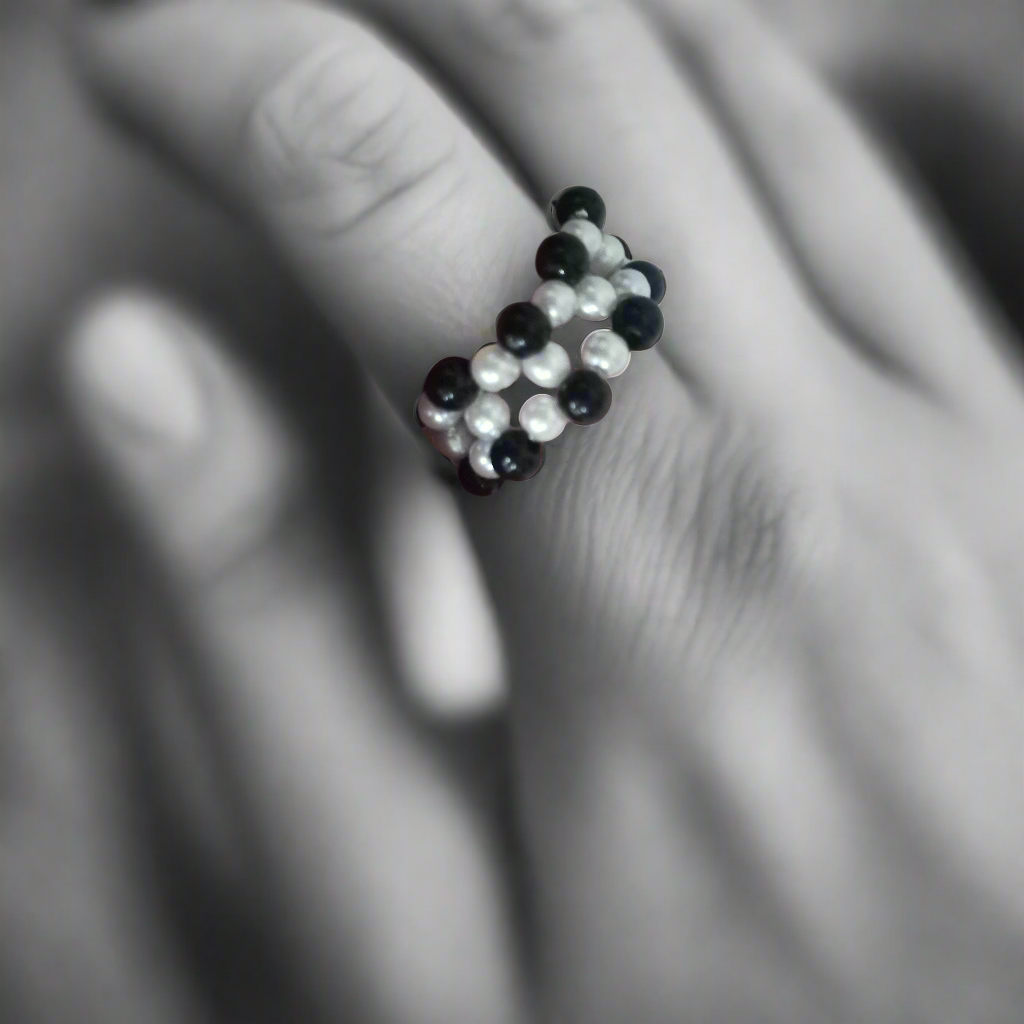 Classique Black and white ring