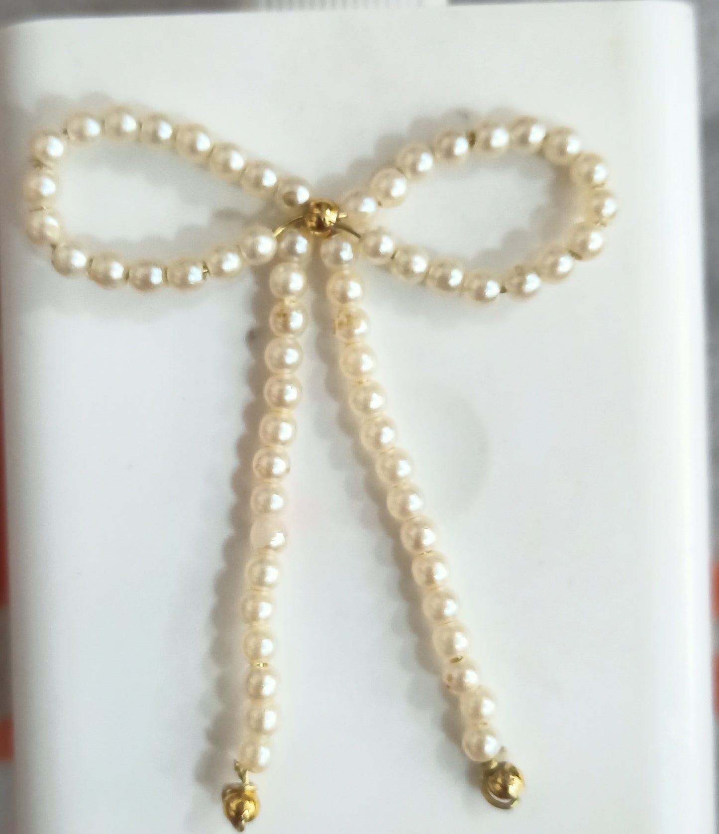 White pearls bow charm
