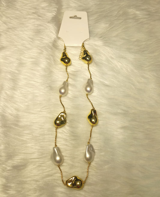 Pearl white and gold necklace