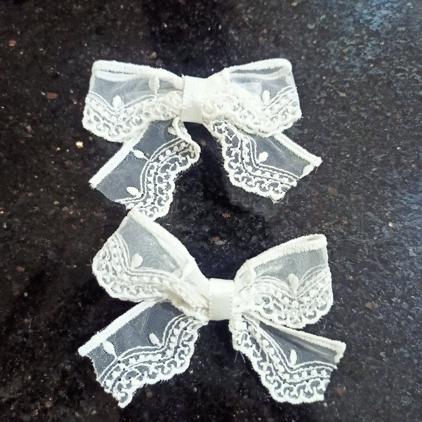 White bow hair clip (1pair)