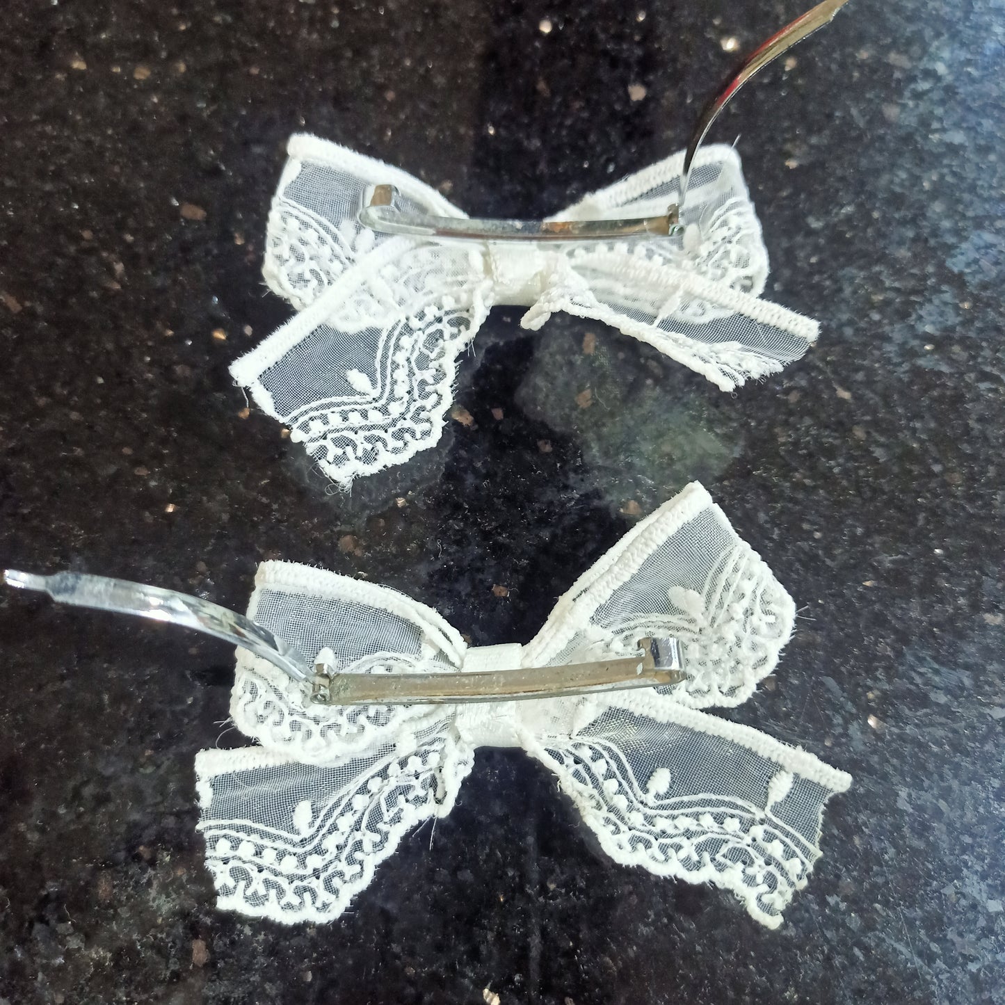 White bow hair clip (1pair)