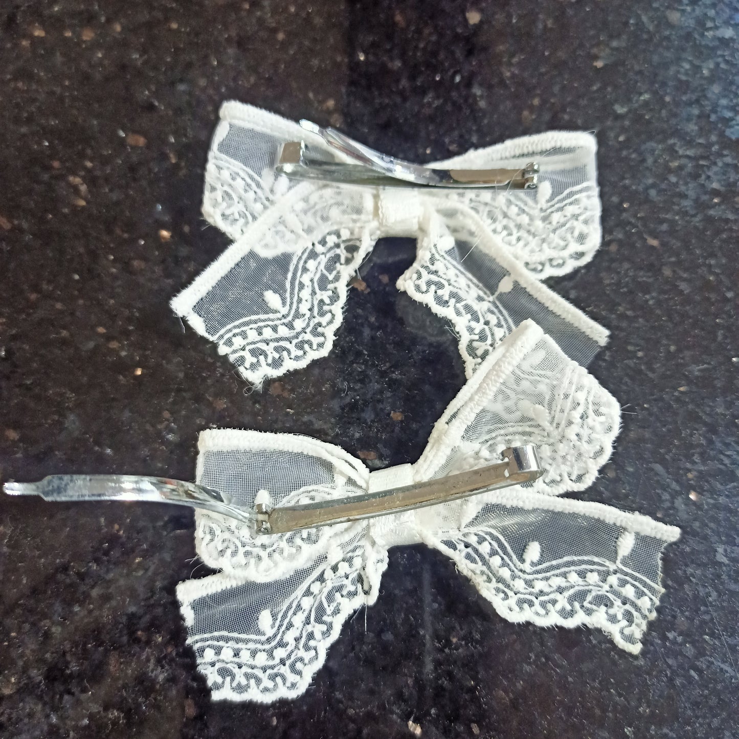 White bow hair clip (1pair)